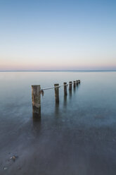 Deutschland, Mecklenburg-Vorpommern, Ostsee, Wellenbrecher, Strand am Abend - ASCF00818