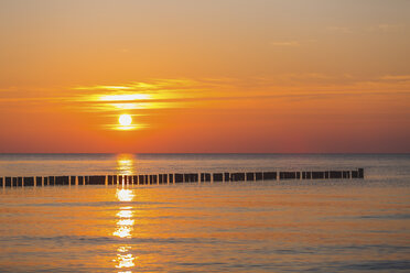 Deutschland, Mecklenburg-Vorpommern, Wustrow, Ostsee, Wellenbrecher bei Sonnenuntergang im Winter - ASCF00825