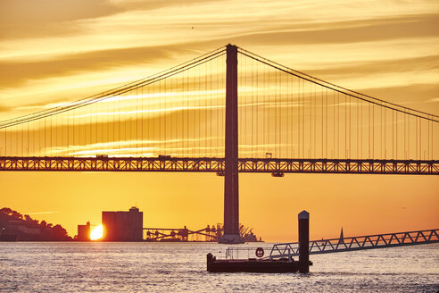 Portugal, Lissabon, Ponte 25 de Abril, Fluss Tejo bei Sonnenaufgang - MRF01829