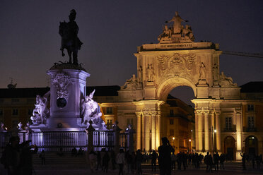Portugal, Lissabon, Baixa, Praca do Comercio mit Reiterstandbild von König José und Rua Augusta Triumphbogen bei Nacht - MRF01831