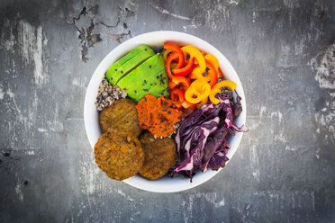 Quinoa-Buddha-Bowl mit Paprika, Avocado, Rotkohl, Quinoa, Quinoa-Patty, Ajvar und schwarzem Sesam - LVF06746