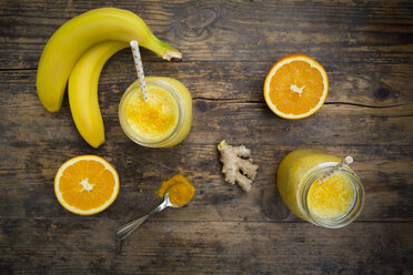 Orange banana smoothie with ginger and curcuma - LVF06748