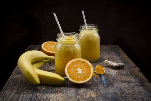 Orangen-Bananen-Smoothie mit Ingwer und Kurkuma - LVF06750