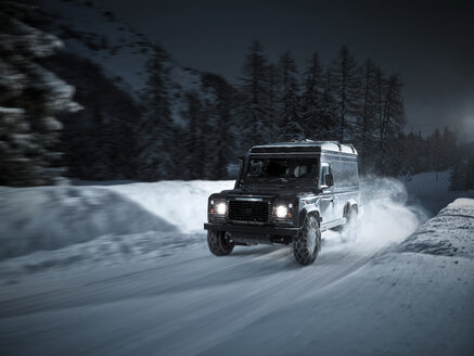 Österreich, Tirol, Stubaital, Geländewagen im Winter bei Nacht - CVF00180