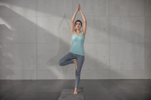 Junge Frau macht Yoga-Übungen im Studio - ZEF15098