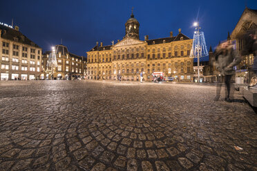 Netherlands, Holland, Amsterdam, Dam Square with the Paleis op de Dam at night - TAMF00923