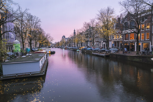 Niederlande, Holland, Amsterdam, Häuser an einer Gracht am Abend - TAMF00924