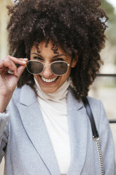 Porträt einer glücklichen Frau mit Sonnenbrille - EBSF02183