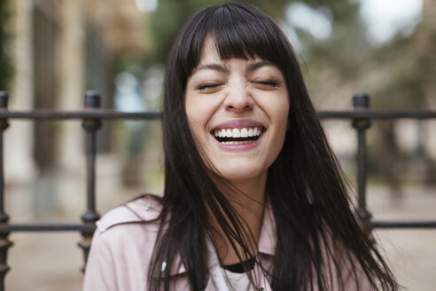 Porträt einer lachenden jungen Frau im Freien - EBSF02186