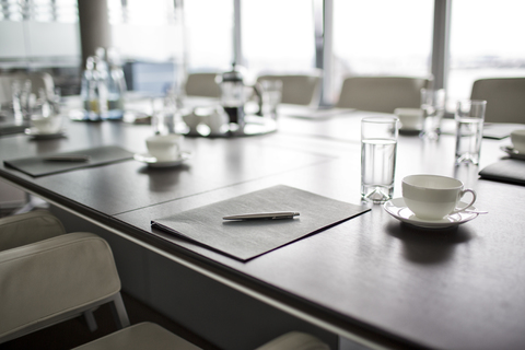 Gedeckter Tisch für Treffen im Büro, lizenzfreies Stockfoto