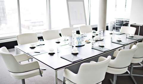 Gedeckter Tisch für Treffen im Büro, lizenzfreies Stockfoto