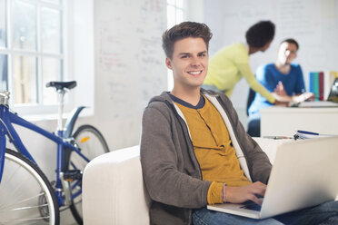 Geschäftsmann mit Computer im Büro - CAIF01848