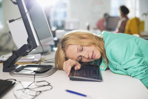 Geschäftsfrau schläft am Schreibtisch - CAIF01863