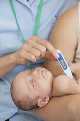 Krankenschwester misst die Temperatur des Babys - CAIF01874