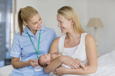 Mutter und Krankenschwester mit neugeborenem Baby - CAIF01904