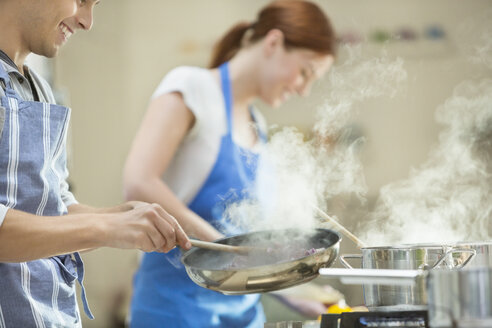 Ehepaar kocht in der Küche - CAIF01925