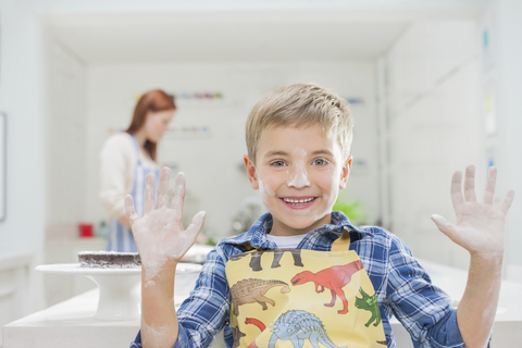 Mit Mehl bedeckter Junge in der Küche, lizenzfreies Stockfoto