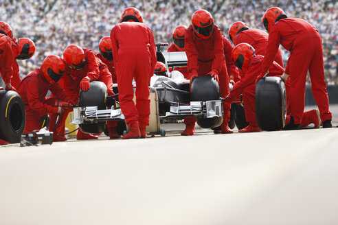 Rennwagen-Team beim Boxenstopp - CAIF01944