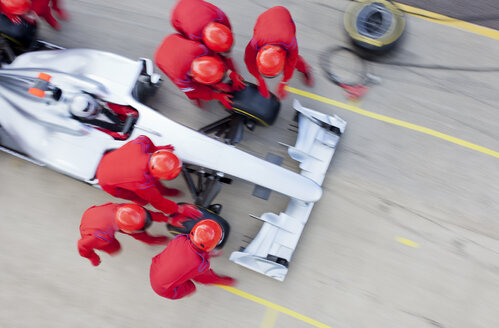 Rennteam beim Boxenstopp - CAIF01956