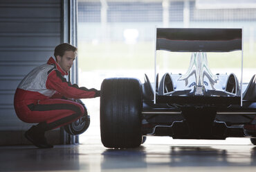 Mechaniker arbeitet an einem Rennwagen in der Garage - CAIF01966