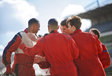 Rennfahrer und Team im Gespräch auf der Strecke - CAIF01969