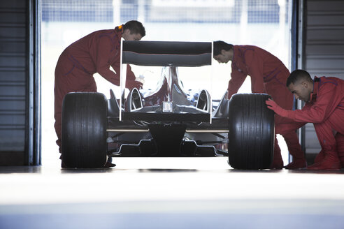 Rennteam bei der Arbeit in der Garage - CAIF02003