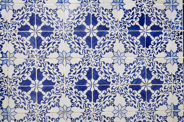 Portugal, Lisbon, Alfama, part of wall with white and blue azulejos - MRF01853