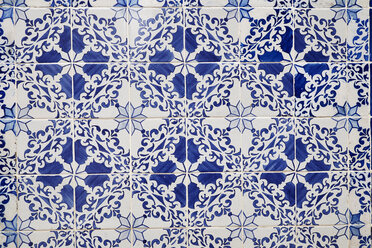 Portugal, Lissabon, Alfama, Teil einer Mauer mit weißen und blauen Azulejos - MRF01853