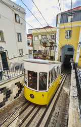 Portugal, Lissabon, Bica, Elevador da Bica, gelbe Seilbahn - MRF01866