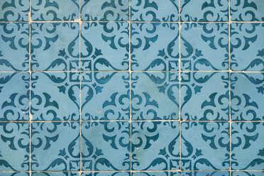 Portugal, Lisbon, Chiado, part of wall with white and blue azulejos - MRF01876