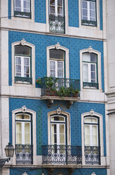 Portugal, Lissabon, Fassade eines Hauses mit Azulejos - MRF01878