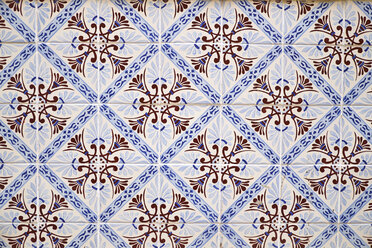 Portugal, Lissabon, Teil einer Mauer mit Azulejos - MRF01879