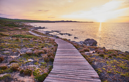 Italien, Sardinien, Lu Litarroni, Küste, Holzpromenade bei Sonnenuntergang - MRF01893