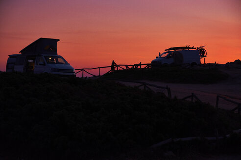 Italien, Sardinien, Rena Majori, Wohnmobil bei Sonnenuntergang - MRF01899