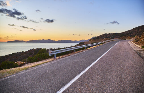 Italien, Sardinien, Straße bei Tuerredda am Abend - MRF01908