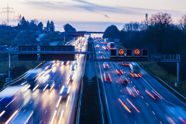 Deutschland, Baden-Württemberg, Autobahn A8 bei Wendlingen am Abend, Lichtspuren - WDF04473