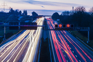 Deutschland, Baden-Württemberg, Autobahn A8 bei Wendlingen am Abend, Lichtspuren - WDF04474