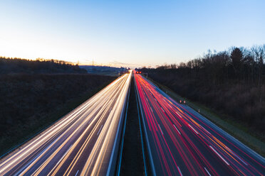 Deutschland, Baden-Württemberg, Autobahn A8 bei Wendlingen am Abend, Lichtspuren - WDF04475