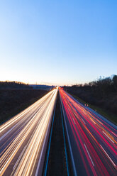 Deutschland, Baden-Württemberg, Autobahn A8 bei Wendlingen am Abend, Lichtspuren - WDF04476