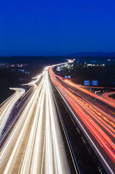 Deutschland, Baden-Württemberg, Autobahn A8 bei Wendlingen am Abend, Lichtspuren - WDF04478