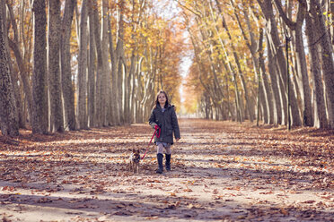 Spanien, Girona, Mädchen mit Hund beim Spaziergang - XCF00168