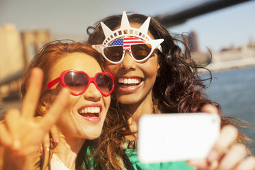 Frauen, die sich mit einer neuartigen Sonnenbrille fotografieren - CAIF02008