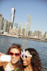 Frauen in Neuheit Sonnenbrille unter Bild von Stadt Stadtbild - CAIF02012