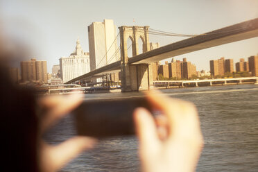 Die Hände fotografieren eine Brücke und eine Stadtlandschaft - CAIF02013