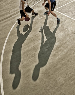 Männer spielen Basketball auf dem Platz - CAIF02029