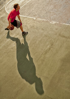 Mann spielt Basketball auf dem Platz - CAIF02033