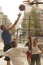 Männer spielen Basketball auf dem Platz - CAIF02037