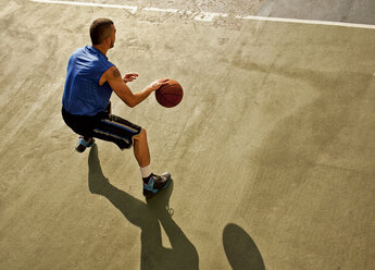 Mann spielt Basketball auf dem Platz - CAIF02041