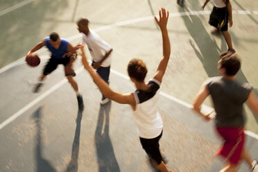 Männer spielen Basketball auf dem Platz - CAIF02042