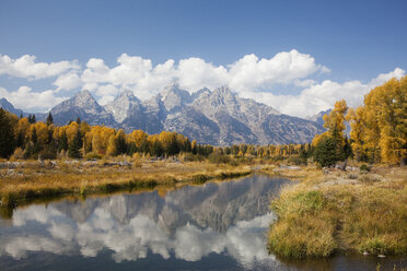 Berge und Landschaft spiegeln sich im stillen Fluss - CAIF02068